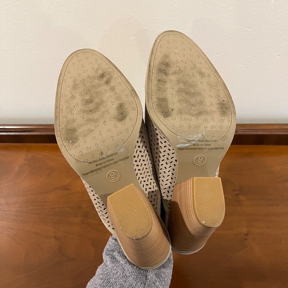 Dolce Vita Women's Size 9 Kenli Perforated Faux Leather, Wooden Block Heel Mules - Picture 5 of 7